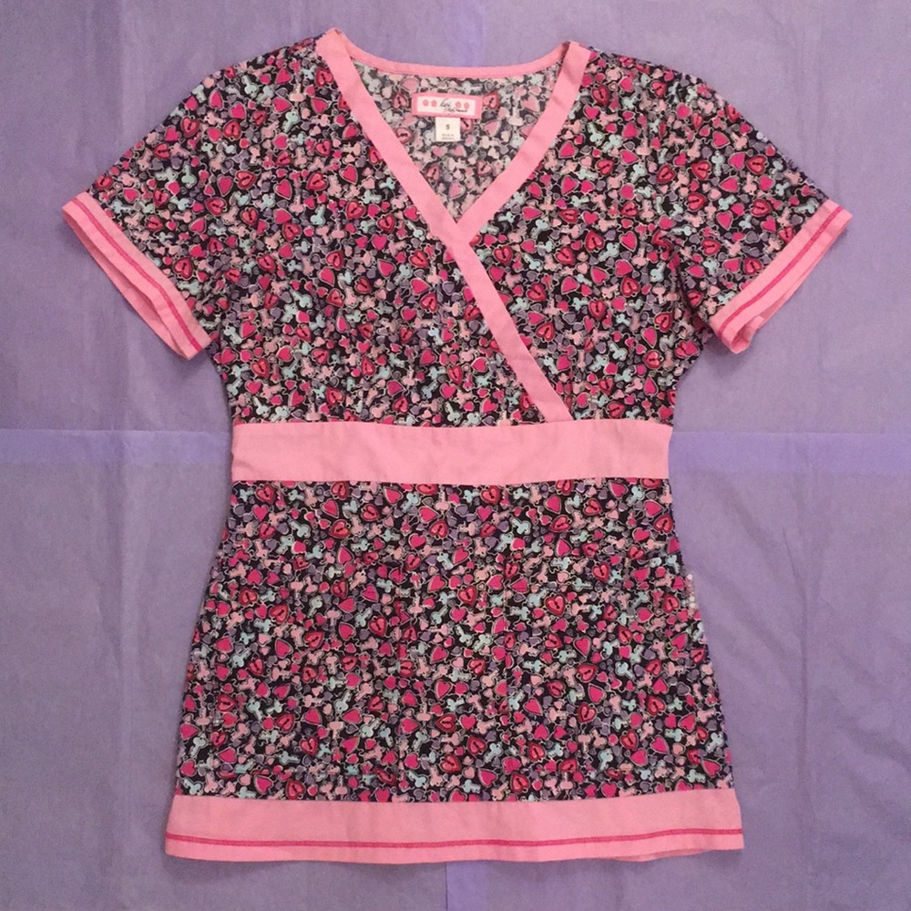 Koi Rylee Valentine’s Day Hearts Lockets Keys Scrub Top Size Small